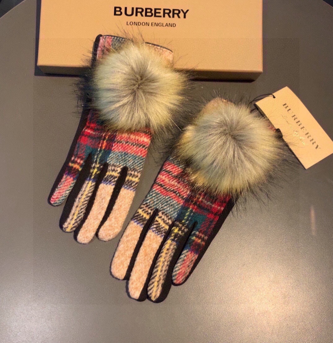 巴宝莉BURBERRY专柜新品大狐狸毛球️羊毛手套时尚手套秋冬保暖加绒内里经典格子上手超舒适柔软️百搭！