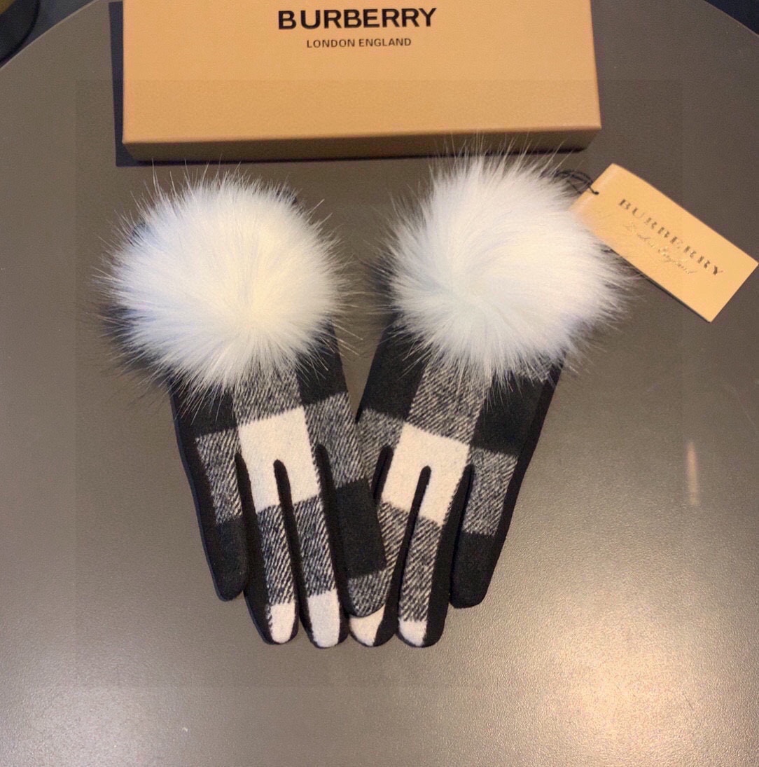 巴宝莉BURBERRY专柜新品大狐狸毛球️羊毛手套时尚手套秋冬保暖加绒内里经典格子上手超舒适柔软️百搭！