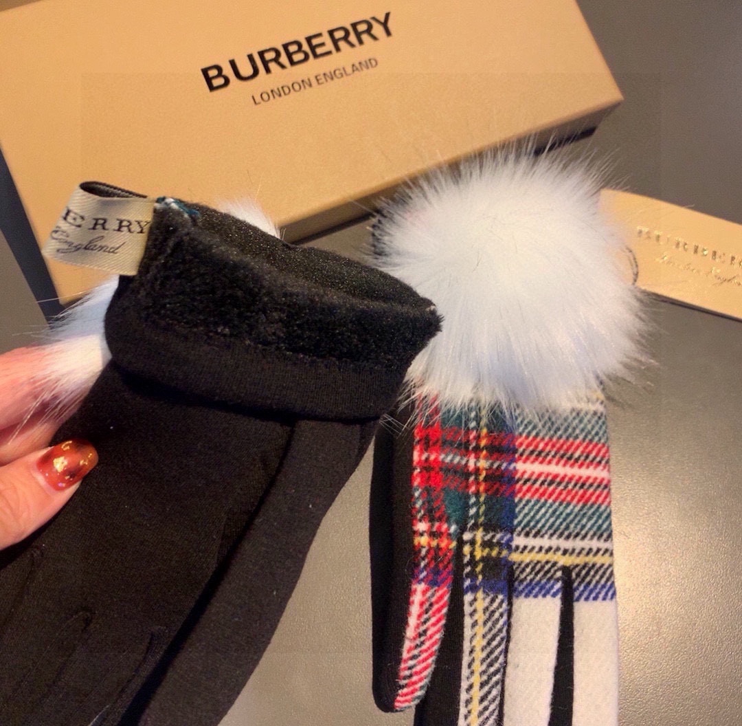 巴宝莉BURBERRY专柜新品大狐狸毛球️羊毛手套时尚手套秋冬保暖加绒内里经典格子上手超舒适柔软️百搭！