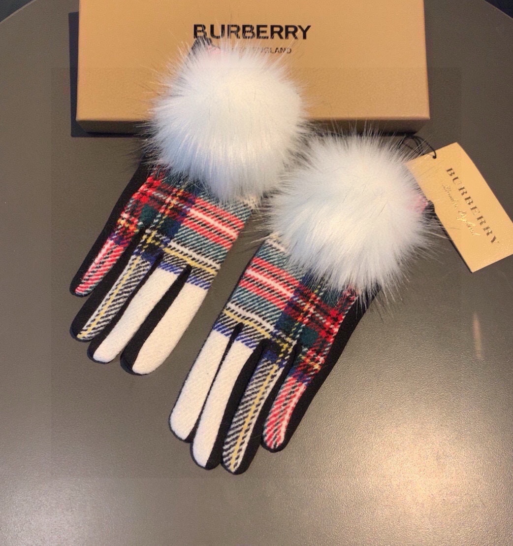 巴宝莉BURBERRY专柜新品大狐狸毛球️羊毛手套时尚手套秋冬保暖加绒内里经典格子上手超舒适柔软️百搭！