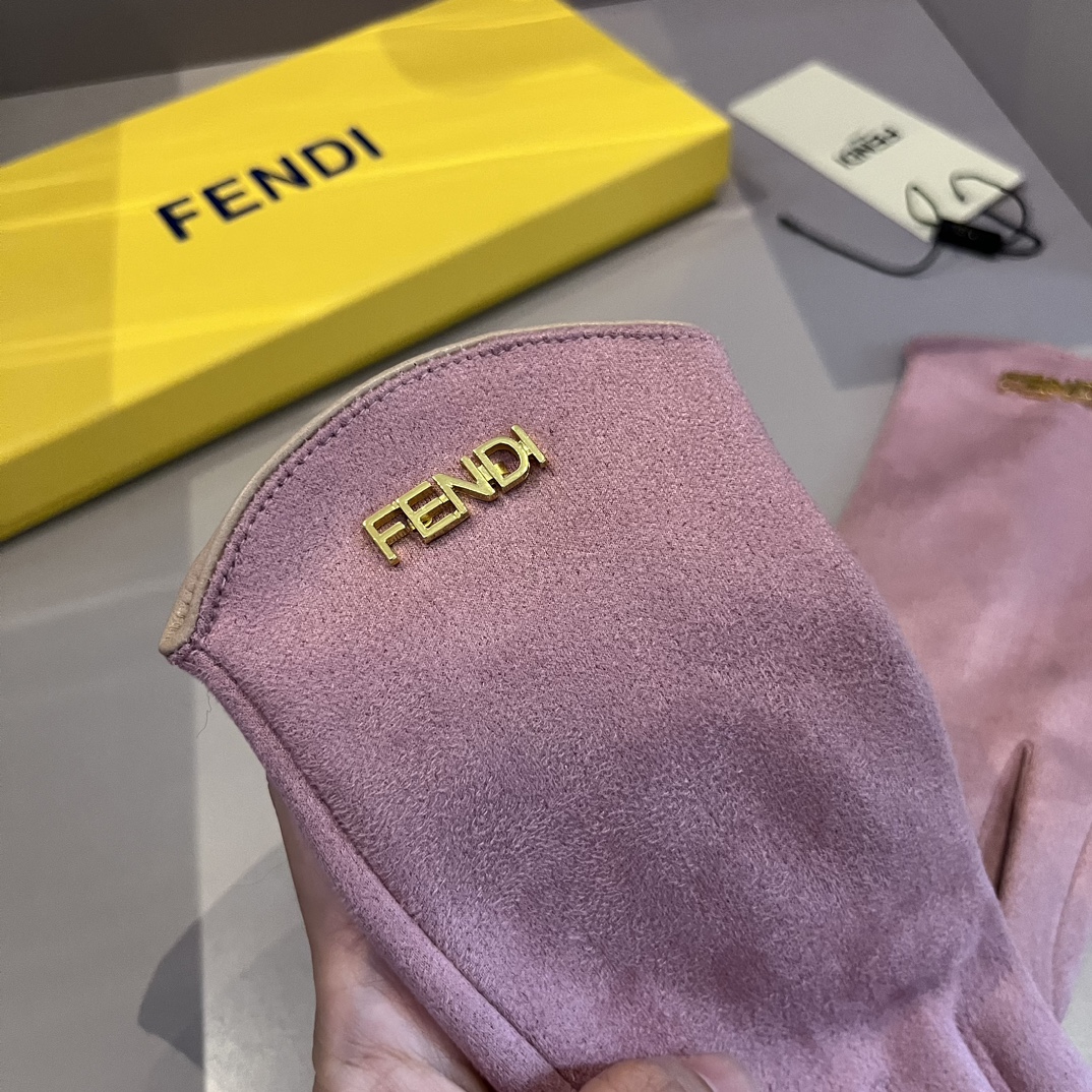 芬迪FENDI2024秋冬羊绒手套值得对比同款不同品质秒杀市场差产品经典不过时款.喜欢可以入手了这种品质