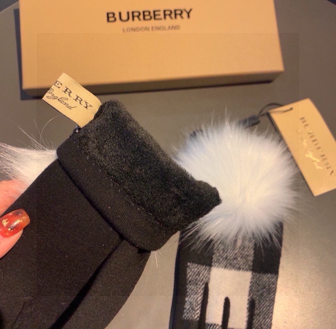 巴宝莉BURBERRY专柜新品大狐狸毛球️羊毛手套时尚手套秋冬保暖加绒内里经典格子上手超舒适柔软️百搭！