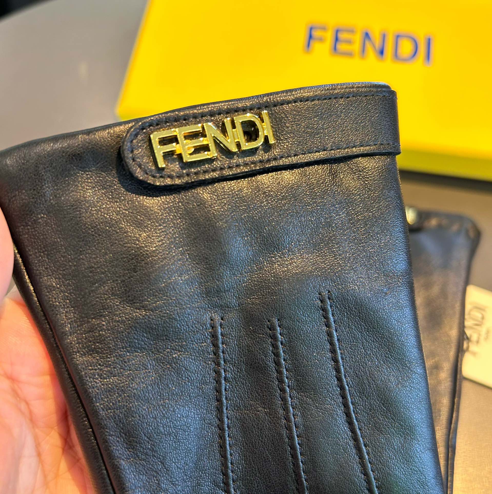 芬迪FENDI2024秋冬羊皮手套手机触屏值得对比同款不同品质秒杀市场差产品进口一级羊皮内里加绒经典不过