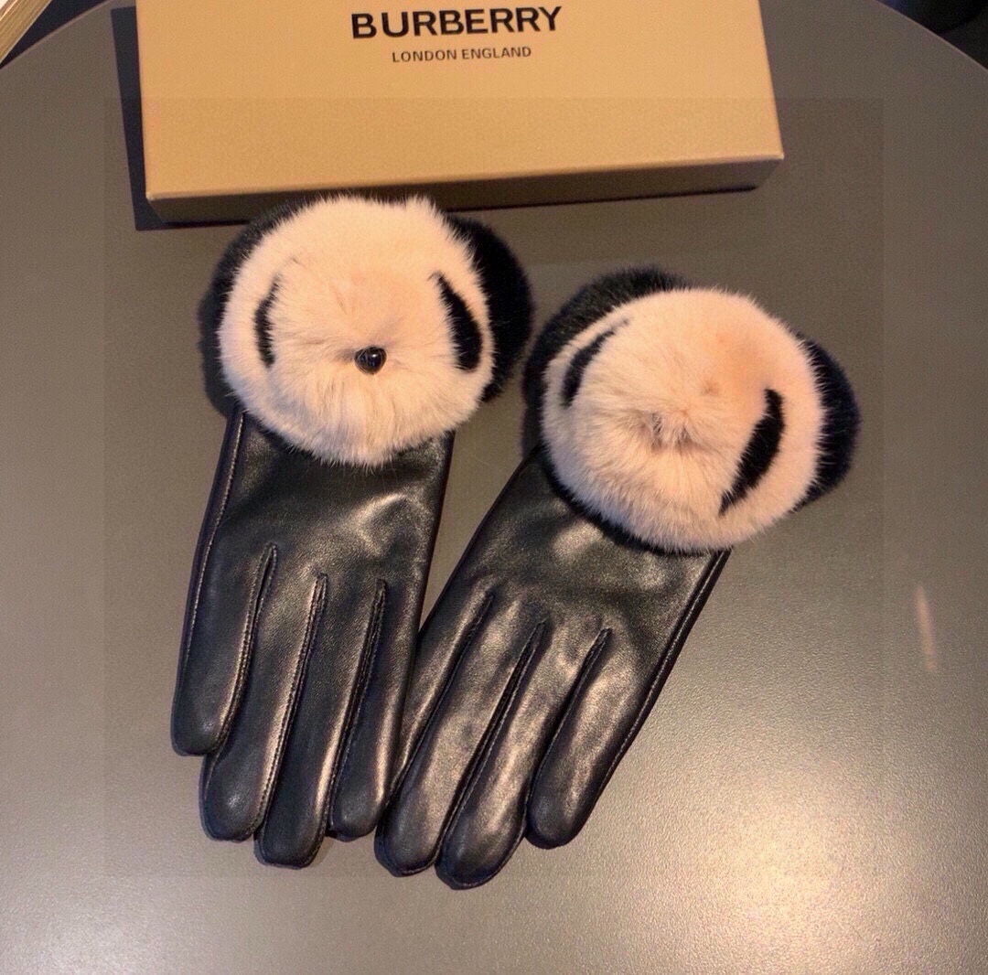 巴宝莉BURBERRY专柜新品可爱萌萌熊超火触屏手套秋冬保暖加绒内里集美们不可错过️上手超舒适柔软百搭！