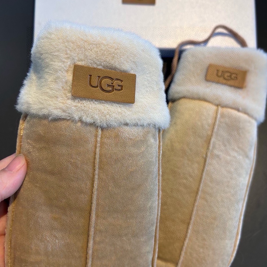 UGG2024秋冬挂肩羊毛手套值得对比同款不同品质秒杀市场差产品羊毛十懒兔毛内里加绒经典不过时款.喜欢可