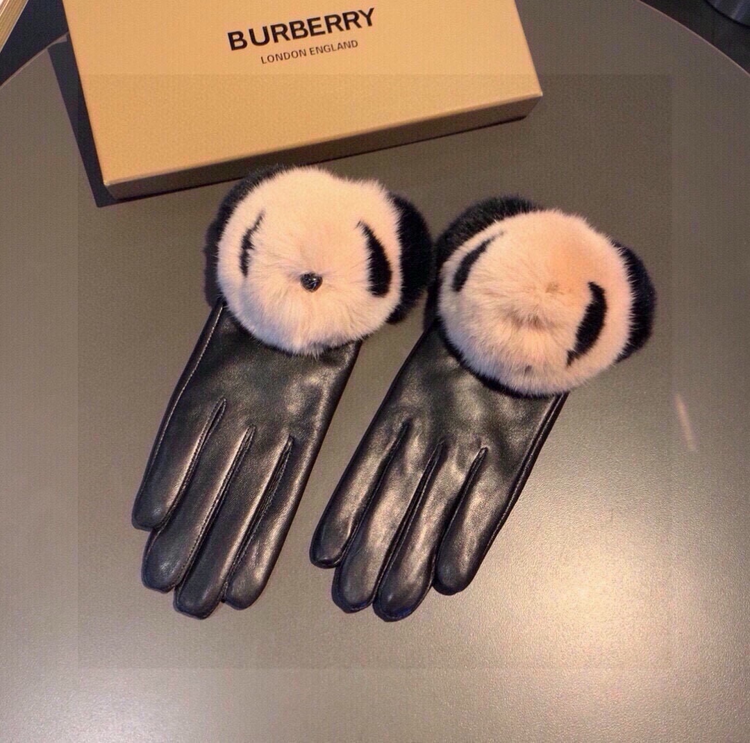 巴宝莉BURBERRY专柜新品可爱萌萌熊超火触屏手套秋冬保暖加绒内里集美们不可错过️上手超舒适柔软百搭！