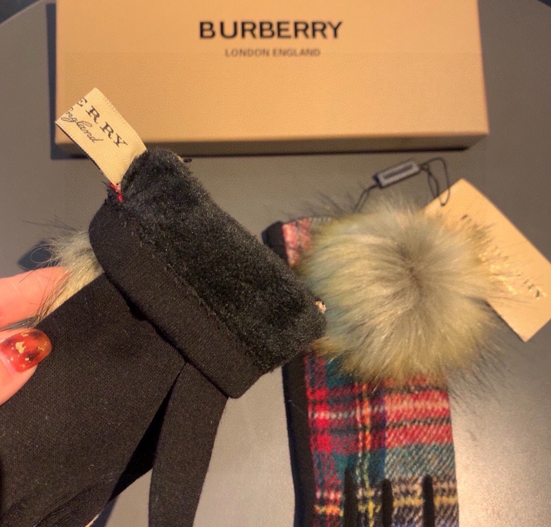 巴宝莉BURBERRY专柜新品大狐狸毛球️羊毛手套时尚手套秋冬保暖加绒内里经典格子上手超舒适柔软️百搭！