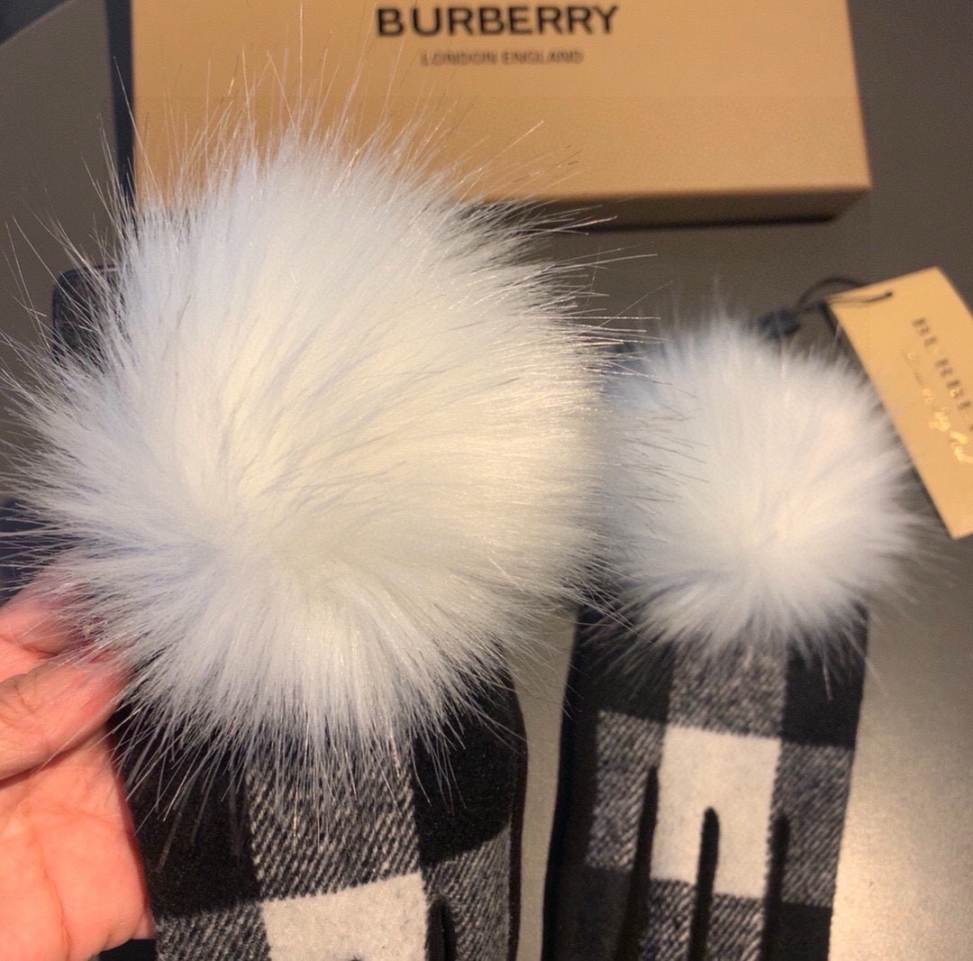 巴宝莉BURBERRY专柜新品大狐狸毛球️羊毛手套时尚手套秋冬保暖加绒内里经典格子上手超舒适柔软️百搭！