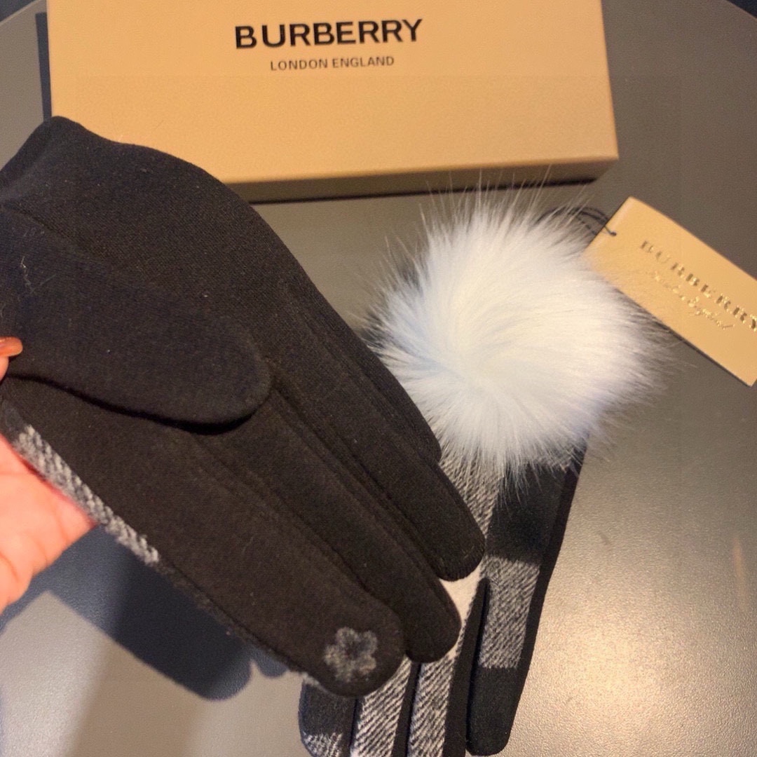 巴宝莉BURBERRY专柜新品大狐狸毛球️羊毛手套时尚手套秋冬保暖加绒内里经典格子上手超舒适柔软️百搭！