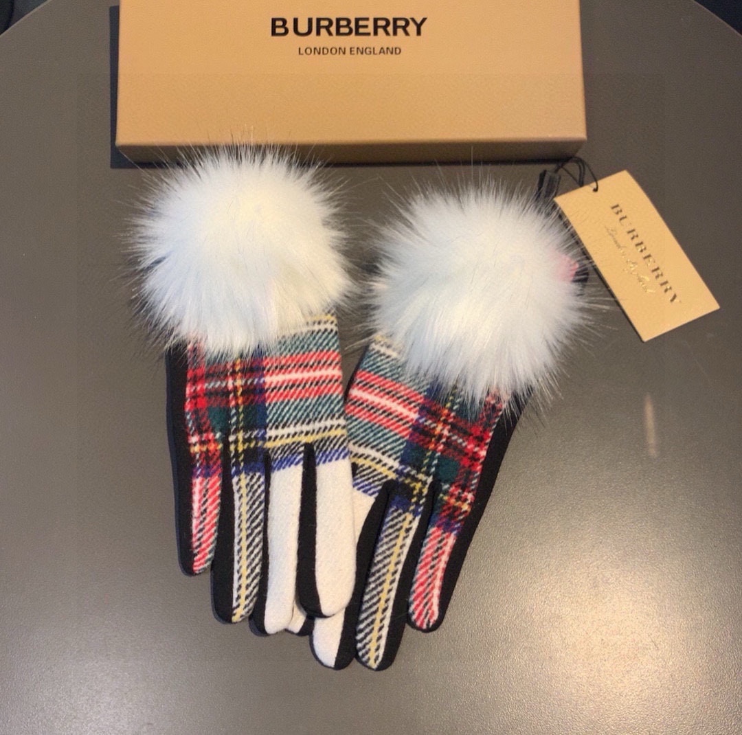 巴宝莉BURBERRY专柜新品大狐狸毛球️羊毛手套时尚手套秋冬保暖加绒内里经典格子上手超舒适柔软️百搭！