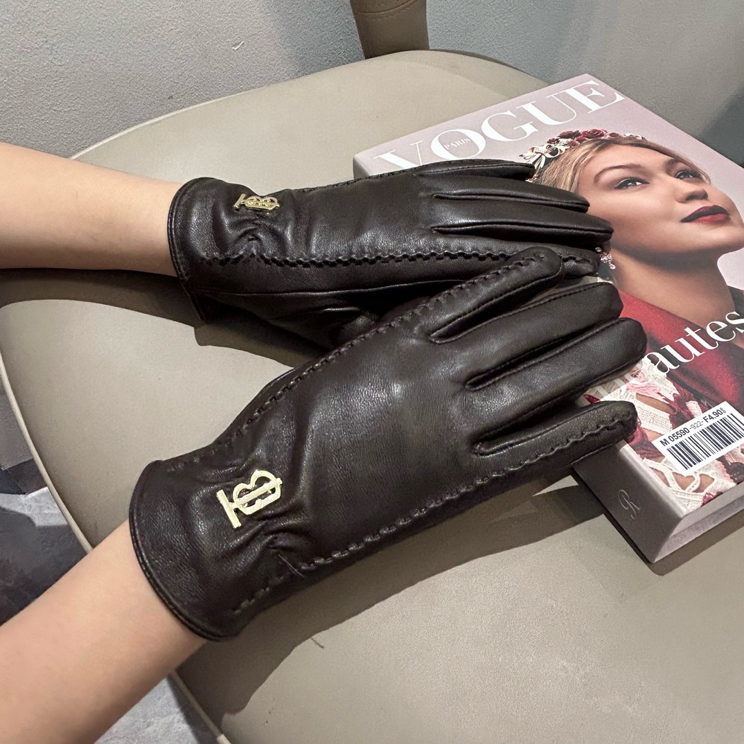 ZSDQW\n Burberry Burberry counter new sheepskin gloves, fashionable gloves, warm and warm velvet in autumn and winter, classic and simple, super comfortable, soft, versatile! Code number ml