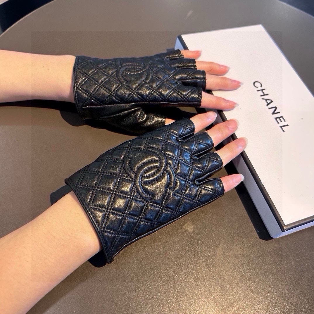 zzdqd\n2024 Chanel new short gloves, fashion motorcycle gloves, autumn and winter new product cloth, fashion is super comfortable, soft, versatile! Ji Mei Beauty God must be equipped with box code ml