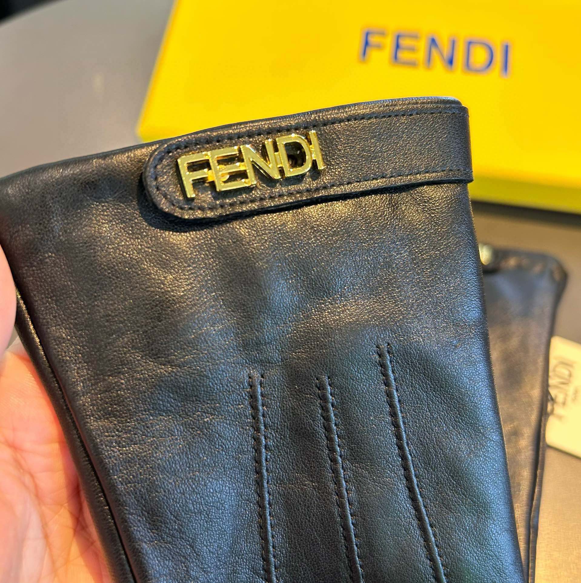 芬迪FENDI2024秋冬羊皮手套手机触屏值得对比同款不同品质秒杀市场差产品进口一级羊皮内里加绒经典不过