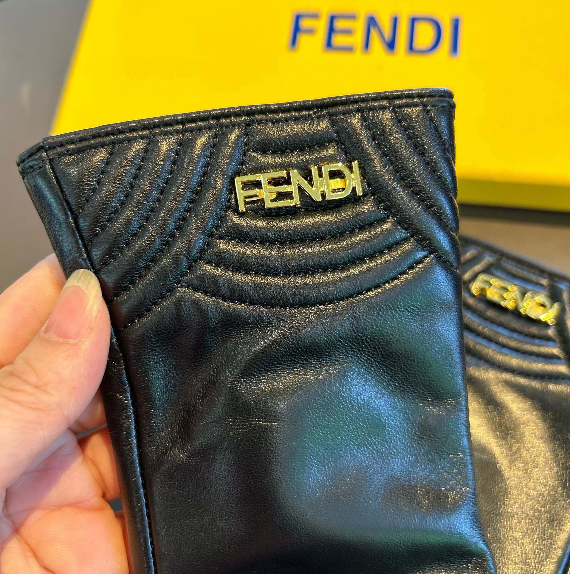 芬迪FENDI2024秋冬羊皮手套手机触屏值得对比同款不同品质秒杀市场差产品进口一级羊皮内里加绒经典不过