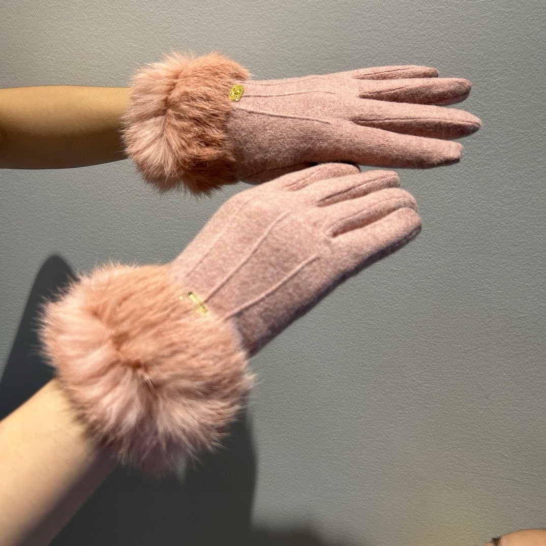 Céline Wool Flair Gloves: Lot 163, Stylish and Warm for Autumn/Winter