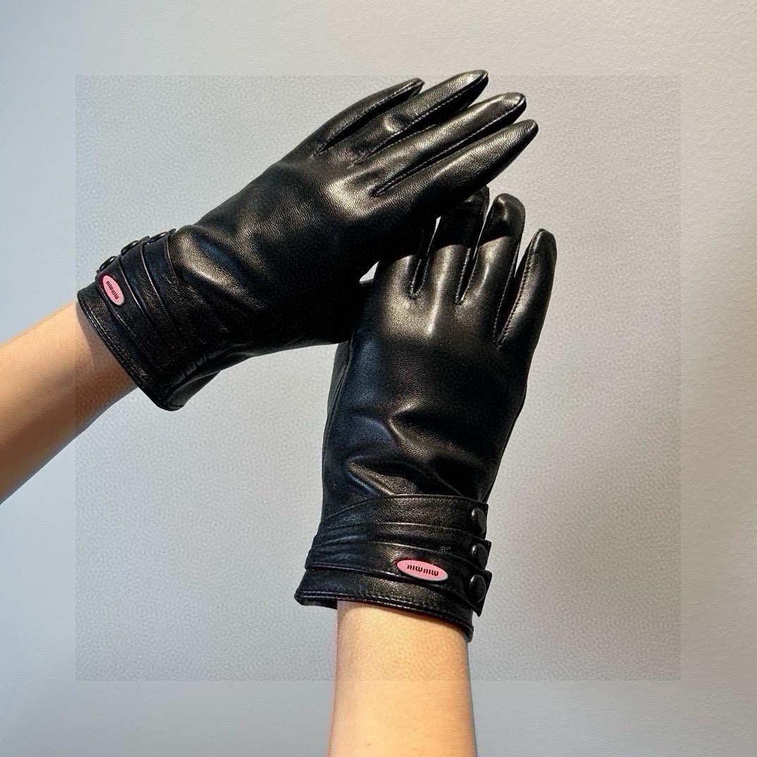 NO:294038,Batch New exclusive first touch screen gloves Mumumumuu [Original single quality] Official website synchronizes the new high-end sheepskin gloves for women. The goddess’ first choice should not be missed. The leather is delicate and soft. Identify the imported sheepskin with unique touch and cashmere inside. The inner warmth is better. Wavy line design. Beauty goddess must have the best workmanship for beauty. No details are left out. The number of boxes is M L gloves, gloves, sheepskin, gloves19860909批 新款独家首发触屏手套 缪缪muumuu【原单品质】官网同步女士新款高档羊皮手套女神首选 不可错过百分百选用进口羊皮 皮质细腻柔软 认准进口羊皮特有手感羊绒内里保暖更佳 波浪线设计美女女神集美们必备顶级做工任何细节都不放过配盒子码数Ｍ L手套,手套,sheepskin,gloves,accessory