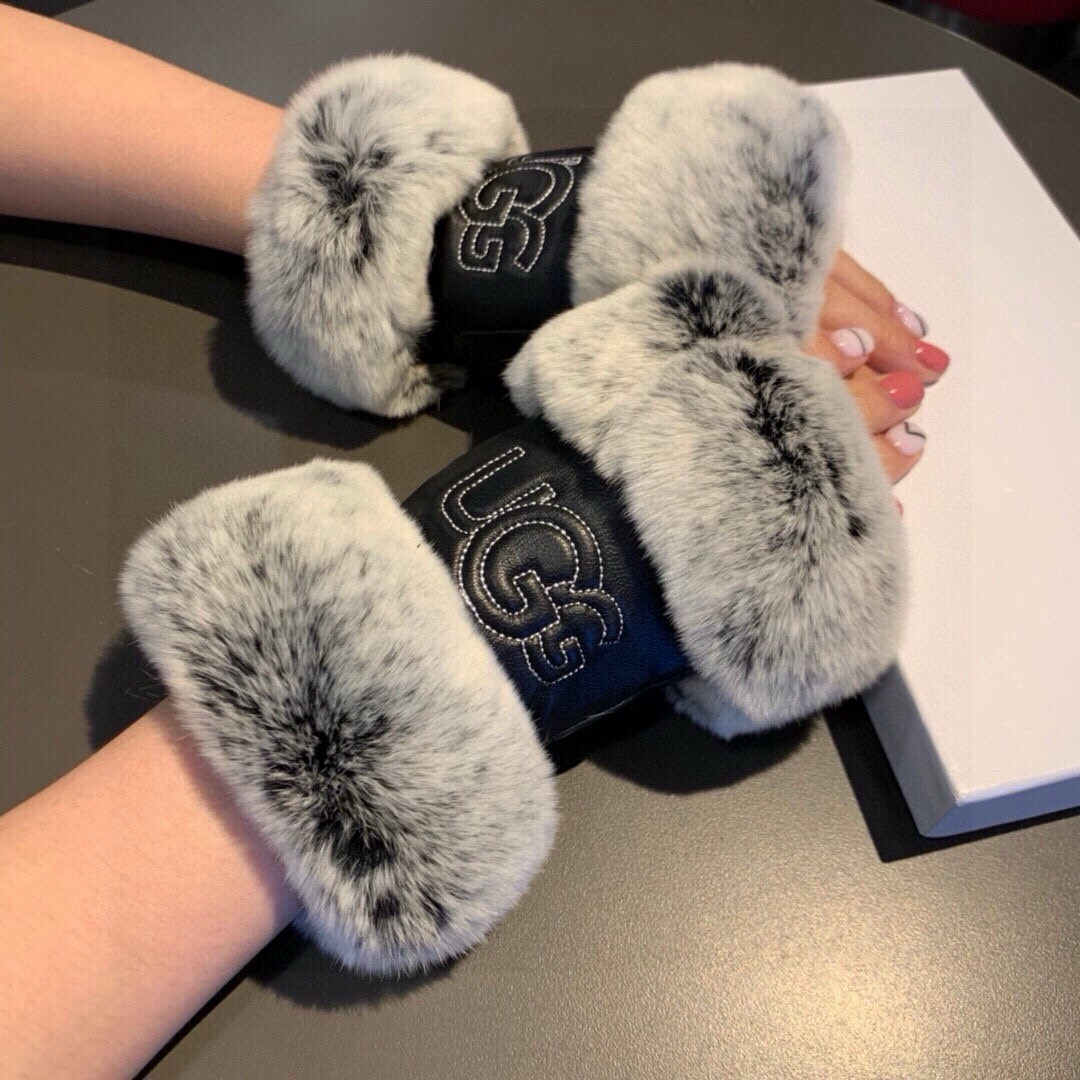 Luxurious UGG 2024 Goat Skin Gloves: Velvet Lined, Embroidered, High-Demand!
