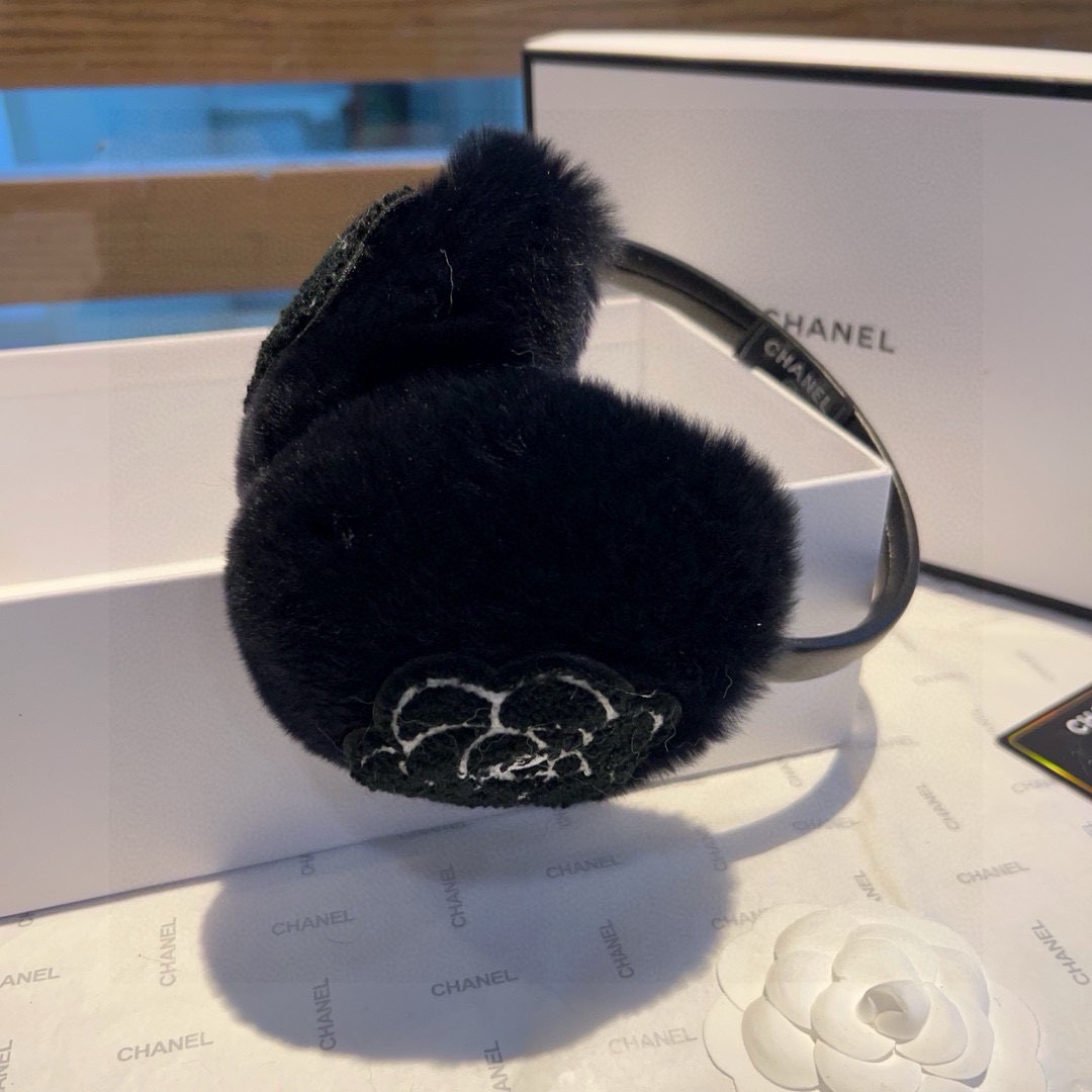 “Stunning Chanel Skating Earpieces: Worth Having for Crazy Skiing Enthusiasts” - 图片 3
