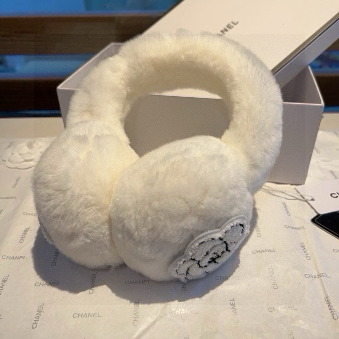 “Stunning Chanel Skating Earpieces: Worth Having for Crazy Skiing Enthusiasts” - 图片 7