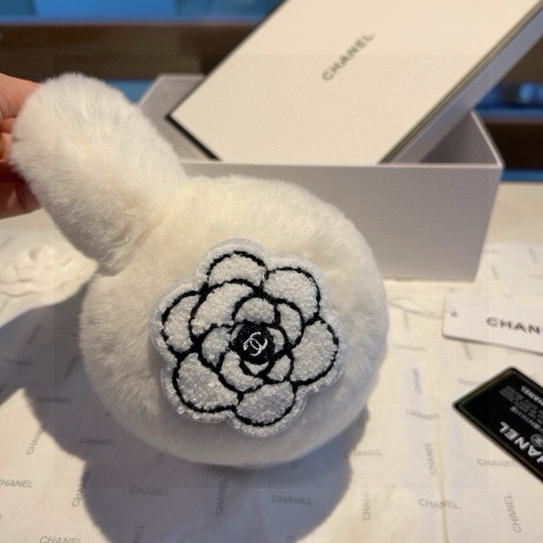 “Stunning Chanel Skating Earpieces: Worth Having for Crazy Skiing Enthusiasts” - 图片 9