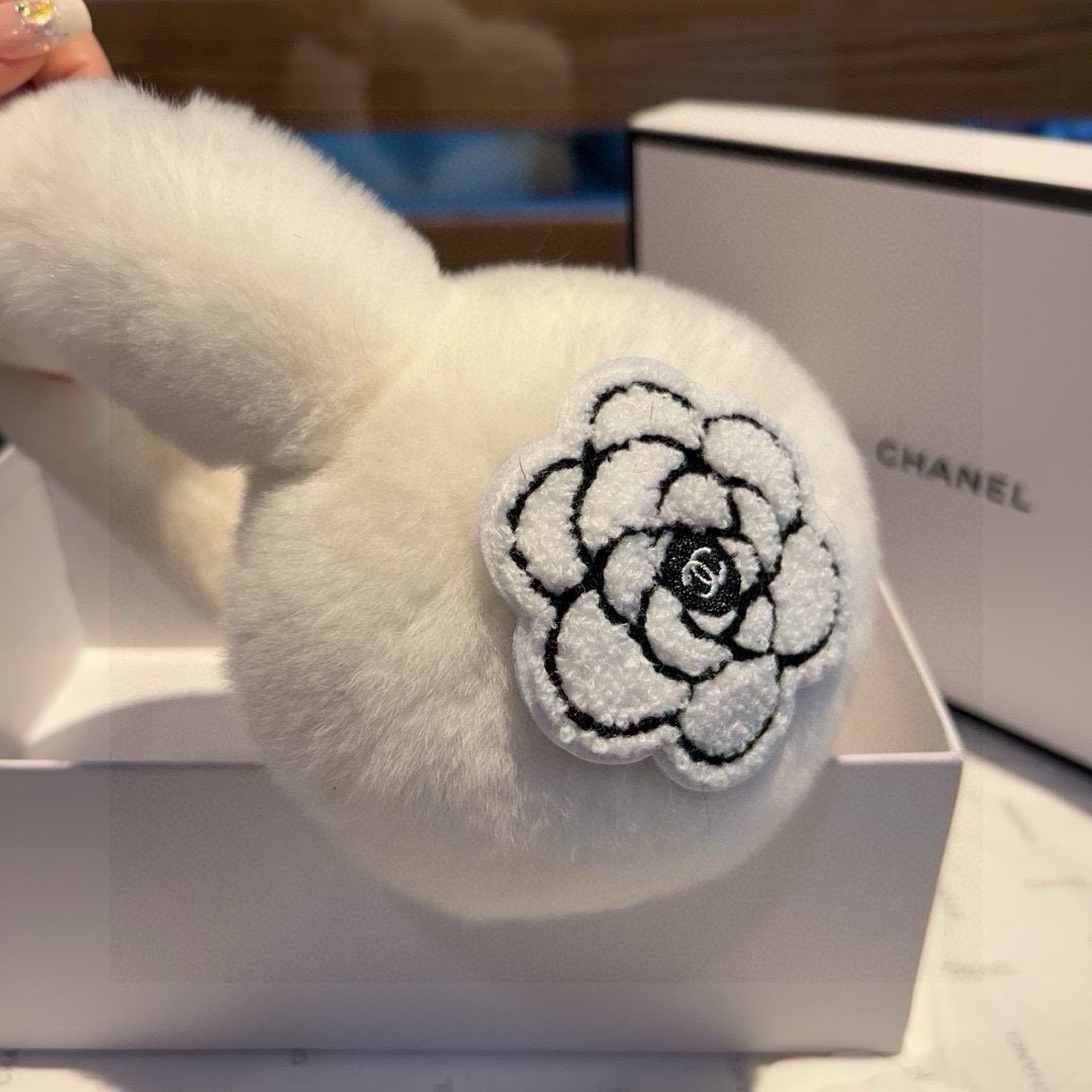 “Stunning Chanel Skating Earpieces: Worth Having for Crazy Skiing Enthusiasts” - 图片 2