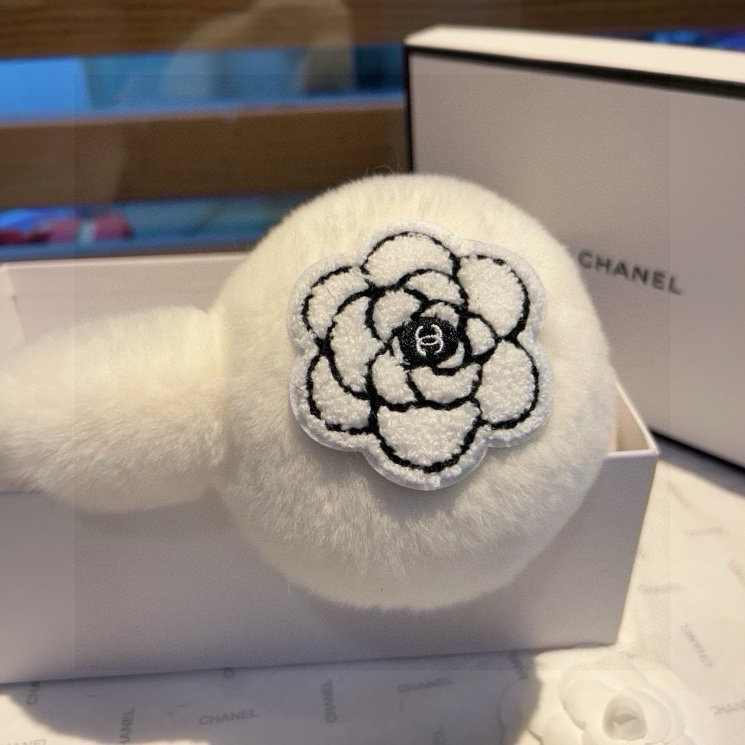 “Stunning Chanel Skating Earpieces: Worth Having for Crazy Skiing Enthusiasts” - 图片 3