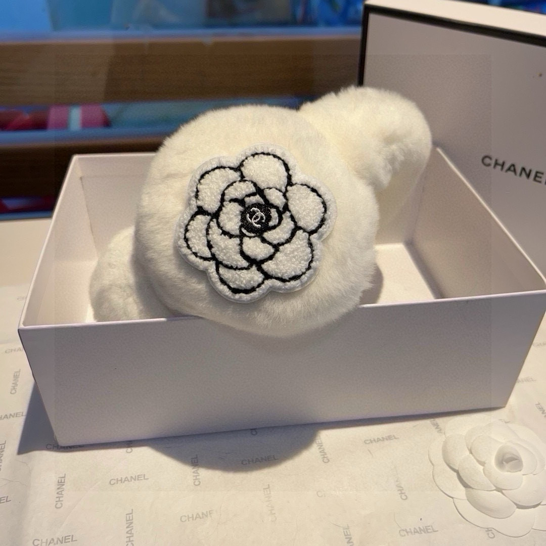“Stunning Chanel Skating Earpieces: Worth Having for Crazy Skiing Enthusiasts” - 图片 5