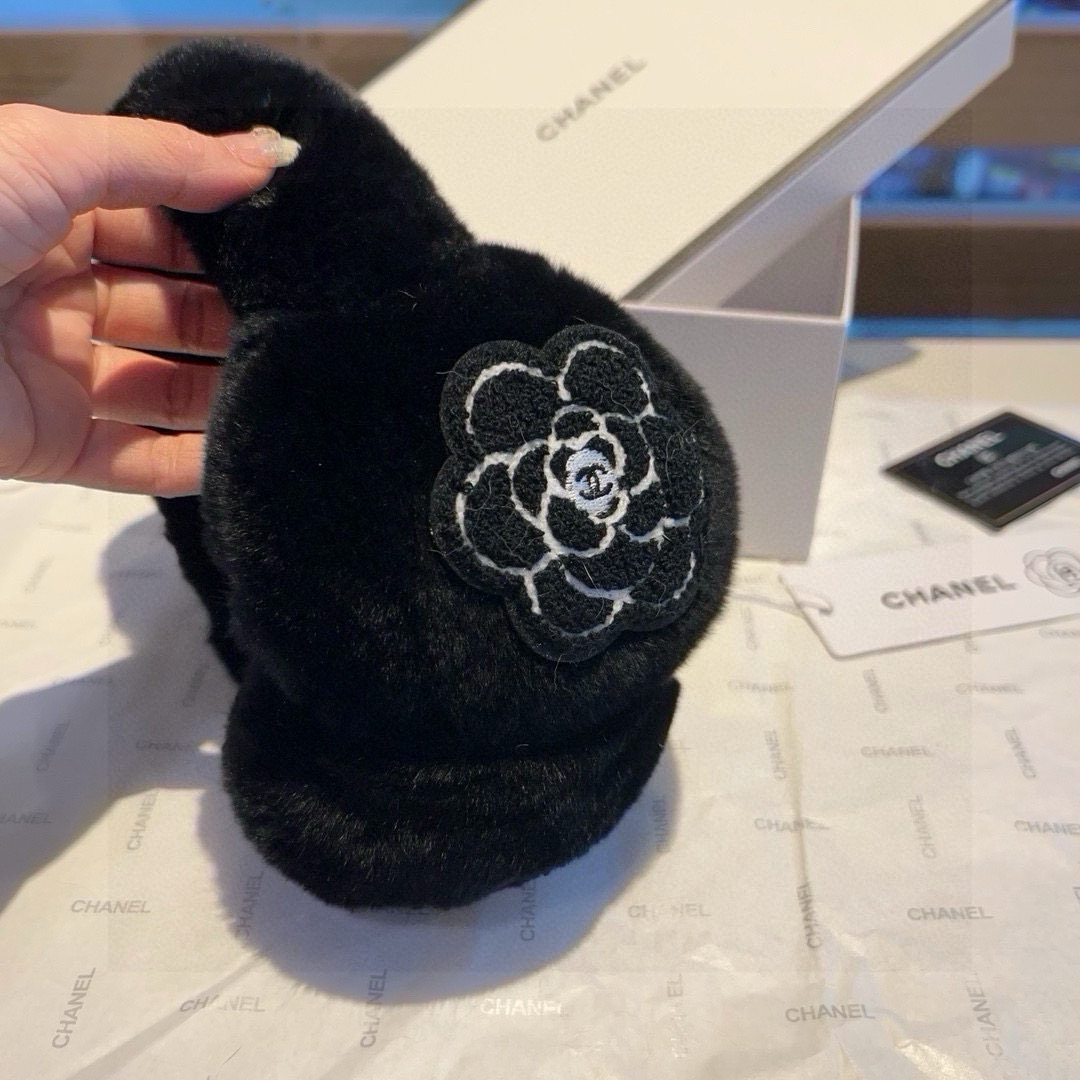 “Stunning Chanel Skating Earpieces: Worth the Investment for Fashion Enthusiasts”