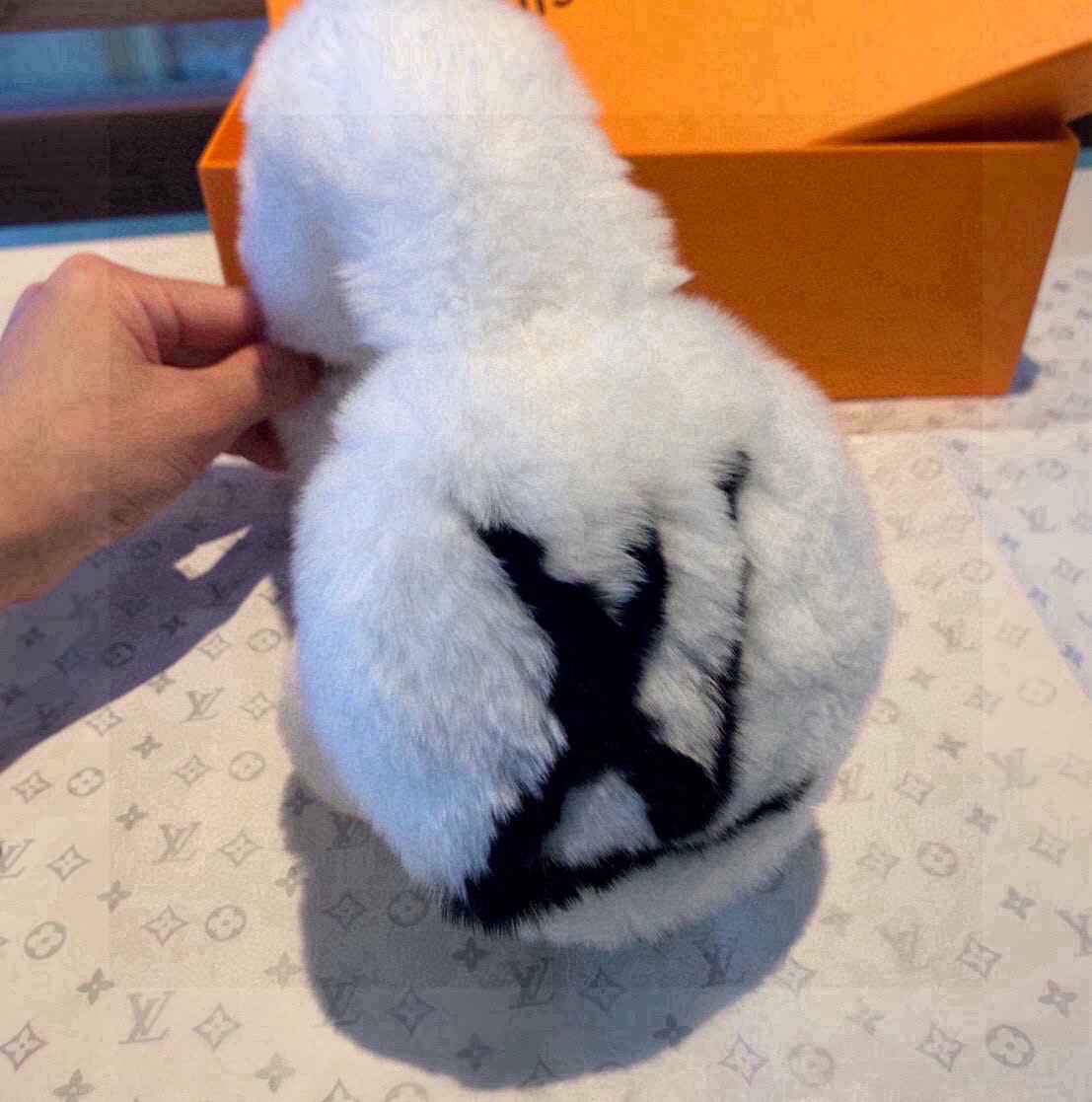 “Unique LV Ski Mask: Worthwhile Investment for Ski Enthusiasts” - 图片 5