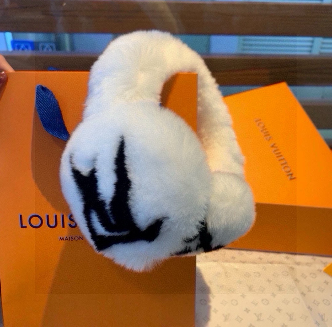 “Unique LV Ski Mask: Worthwhile Investment for Ski Enthusiasts” - 图片 2