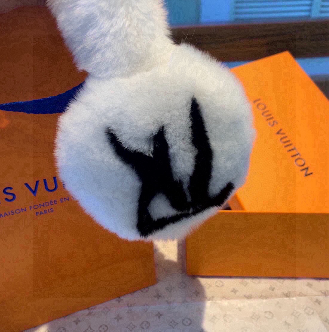 “Unique LV Ski Mask: Worthwhile Investment for Ski Enthusiasts” - 图片 6