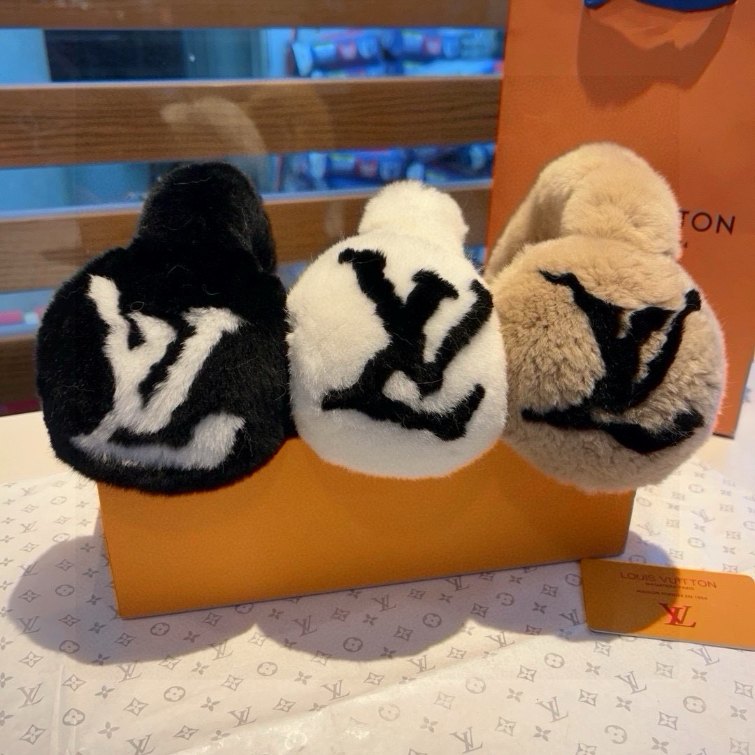 “Unique LV Skiing Ear Mask: Valuable and Stylish Winter Accessory” - 图片 2