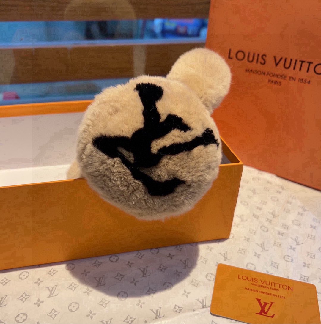 “Unique LV Skiing Ear Mask: Valuable and Stylish Winter Accessory” - 图片 4