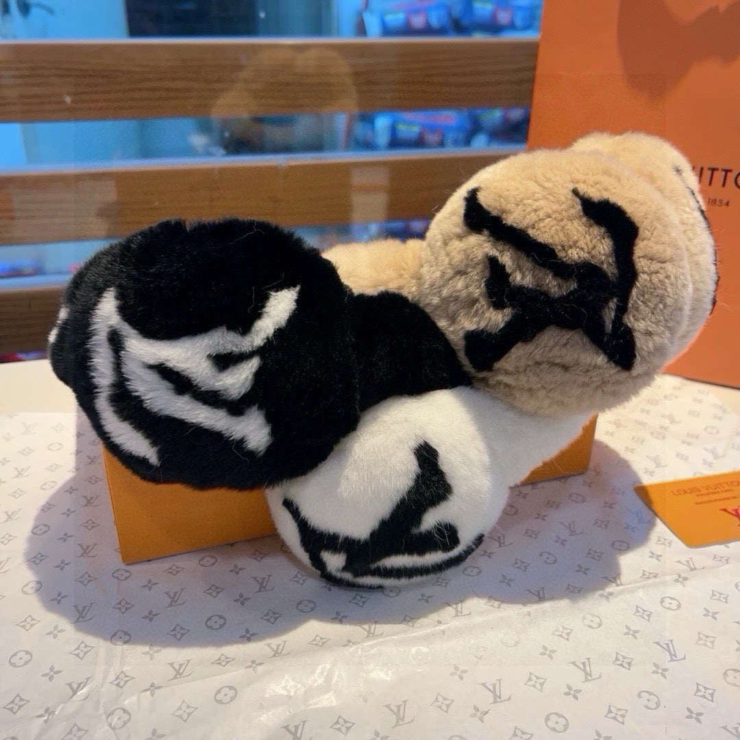 “Unique LV Skiing Ear Mask: Valuable and Stylish Winter Accessory” - 图片 3