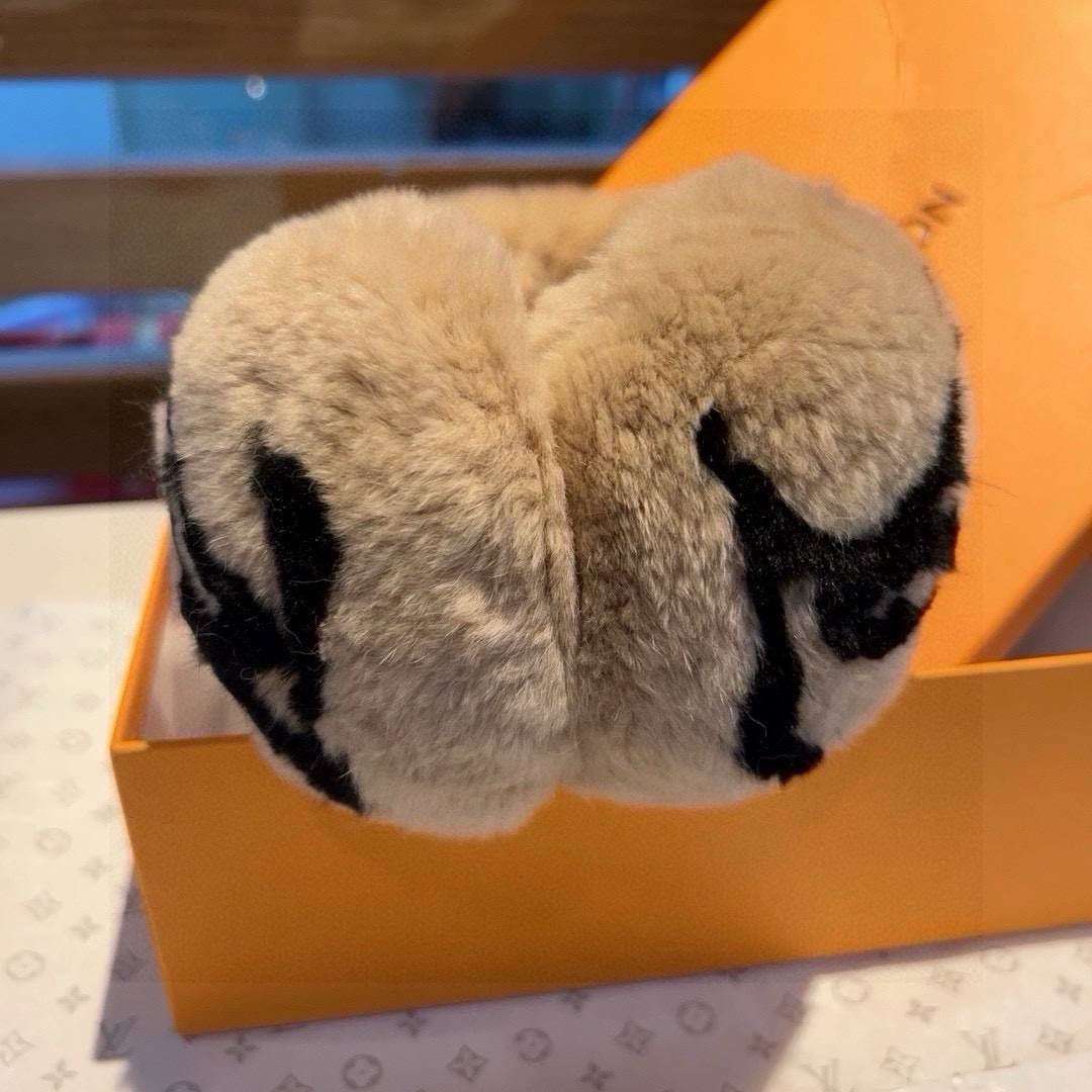 “Unique LV Skiing Ear Mask: Valuable and Stylish Winter Accessory” - 图片 6