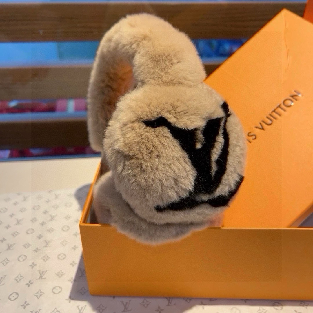 “Unique LV Skiing Ear Mask: Valuable and Stylish Winter Accessory” - 图片 9