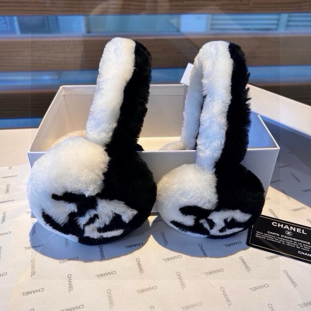Fashion Highlights: Chanel Skating Earpieces and Classic Monolith Style - 图片 9