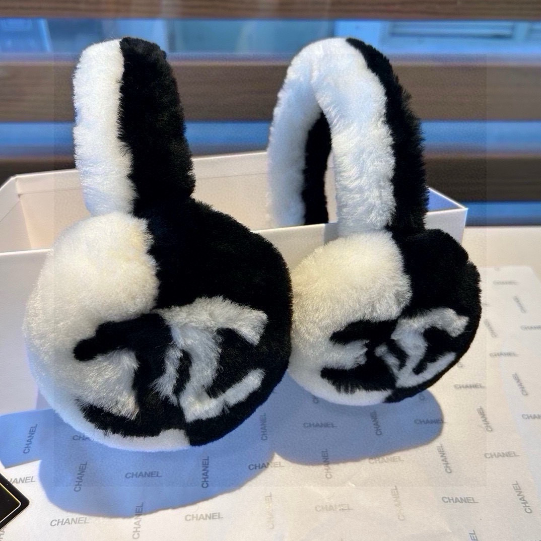 Fashion Highlights: Chanel Skating Earpieces and Classic Monolith Style - 图片 4