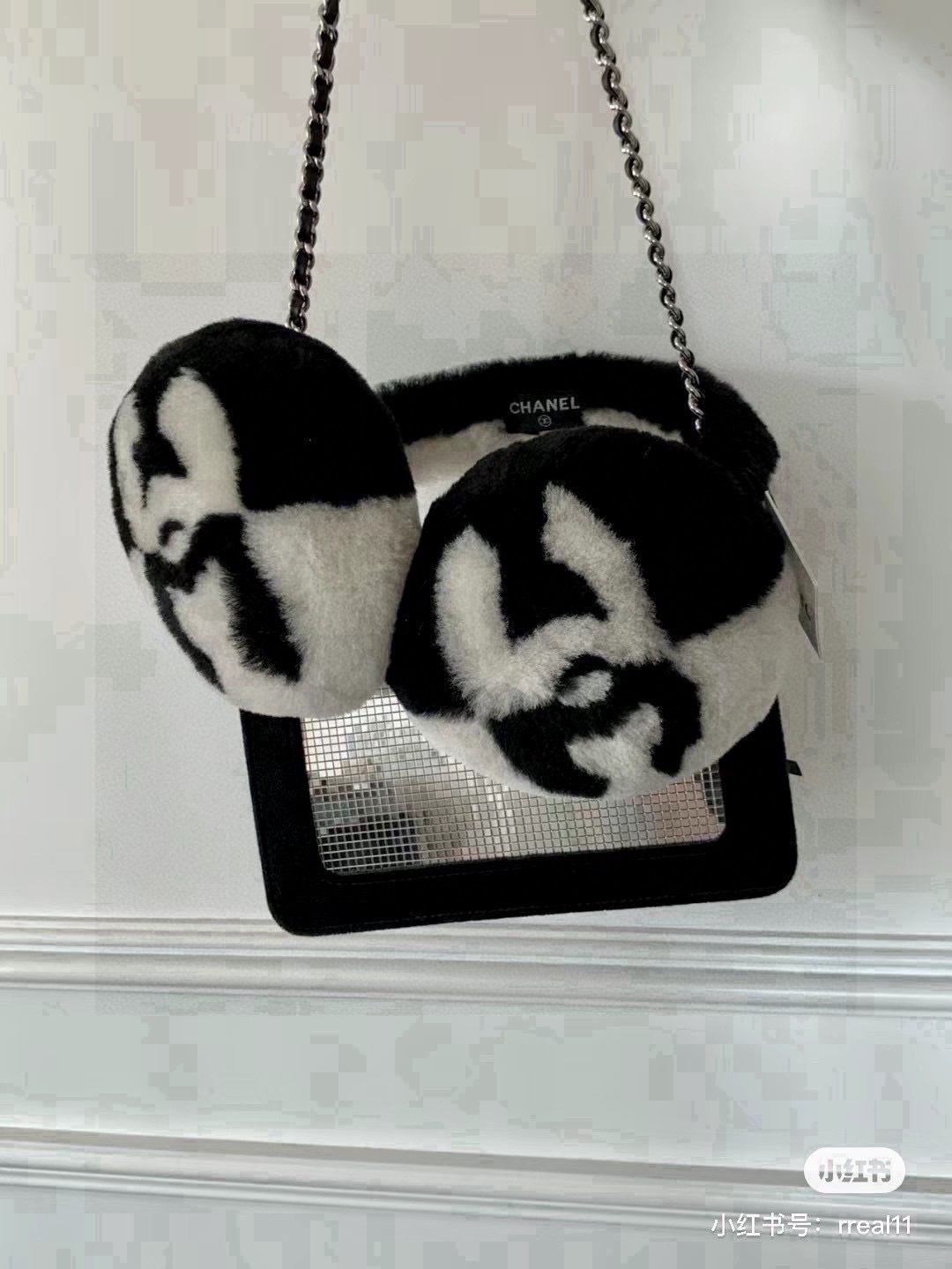 Fashion Highlights: Chanel Skating Earpieces and Classic Monolith Style - 图片 7