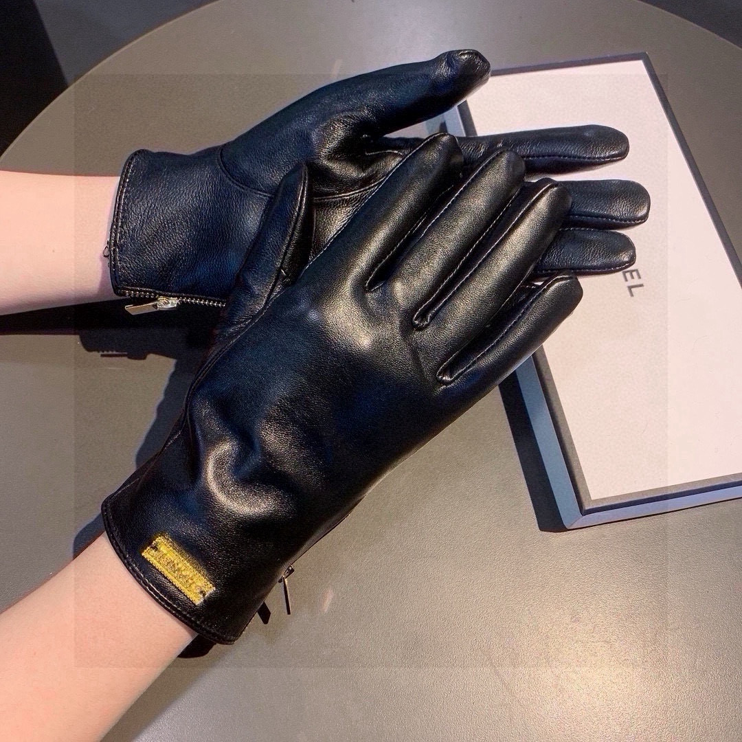 NO:294296,Batch New exclusive first touch screen gloves Chanel [original single quality] official website synchronizes the new high-end sheepskin gloves for women. The goddess’ first choice cannot be missed. Imported sheepskin is delicate and soft. Identify imported sheepskin with unique touch and cashmere inside. The inner side zipper design is more beautiful. The beauty goddess must have the top workmanship and no details are left out. The number of boxes is M L gloves, gloves, chanel, chanel, sheepskin, gloves19860909批 新款独家首发触屏手套 Chanel香奈儿【原单品质】官网同步女士新款高档羊皮手套女神首选 不可错过百分百选用进口羊皮 皮质细腻柔软 认准进口羊皮特有手感羊绒内里保暖更佳 侧面拉链设计美女女神集美们必备顶级做工任何细节都不放过配盒子码数Ｍ L手套,手套,chanel,chanel,sheepskin,gloves,accessory