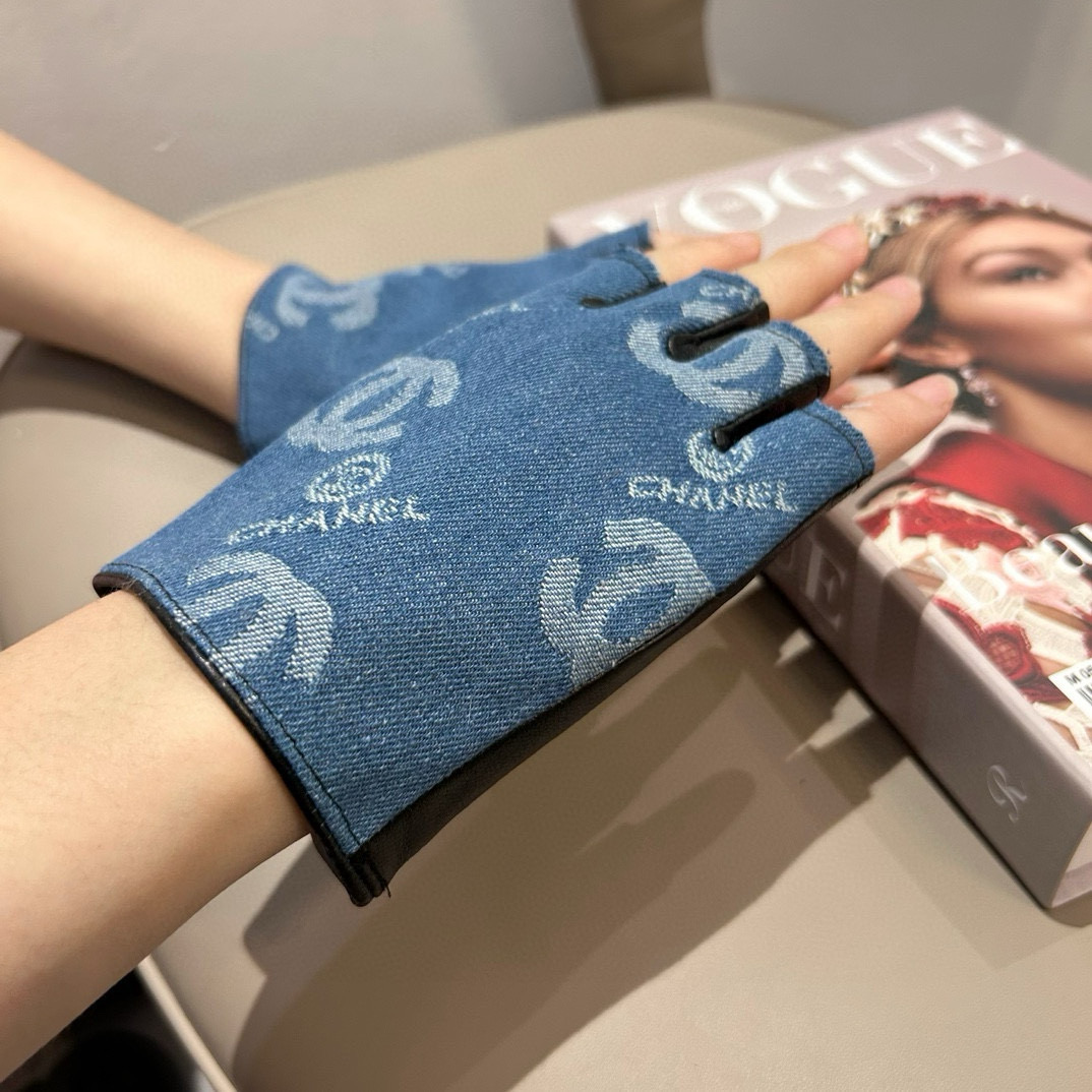 Fashionable Winter Collection: Xanael’s Short Jeans, Lambskin Gloves, and Cozy Bouquets - 图片 7