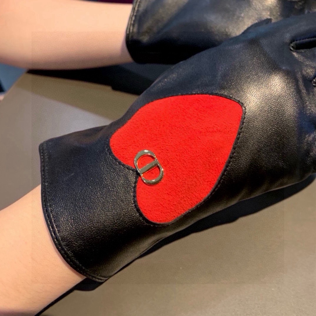 NO:343368,2025 new exclusive first touch screen gloves Dior [original single quality] official website synchronizes the new high-end sheepskin gloves for women. The goddess’ first choice cannot be missed. Imported sheepskin is delicate and soft. Identify imported sheepskin with unique touch and cashmere inside. The original custom hardware top-grade workmanship is not missed. The original version is made of one to one. The counter is equipped with a box. Number of codes M L gloves, gloves, dior, dior, sheepskin, gloves19860909批 2025新款独家首发触屏手套 Dior迪奥【原单品质】官网同步女士新款高档羊皮手套女神首选 不可错过百分百选用进口羊皮 皮质细腻柔软 认准进口羊皮特有手感羊绒内里保暖更佳 原版定制五金顶级做工任何细节都不放过正品开版 专柜一比一 配盒子 码数Ｍ L手套,手套,dior,dior,sheepskin,gloves,accessory