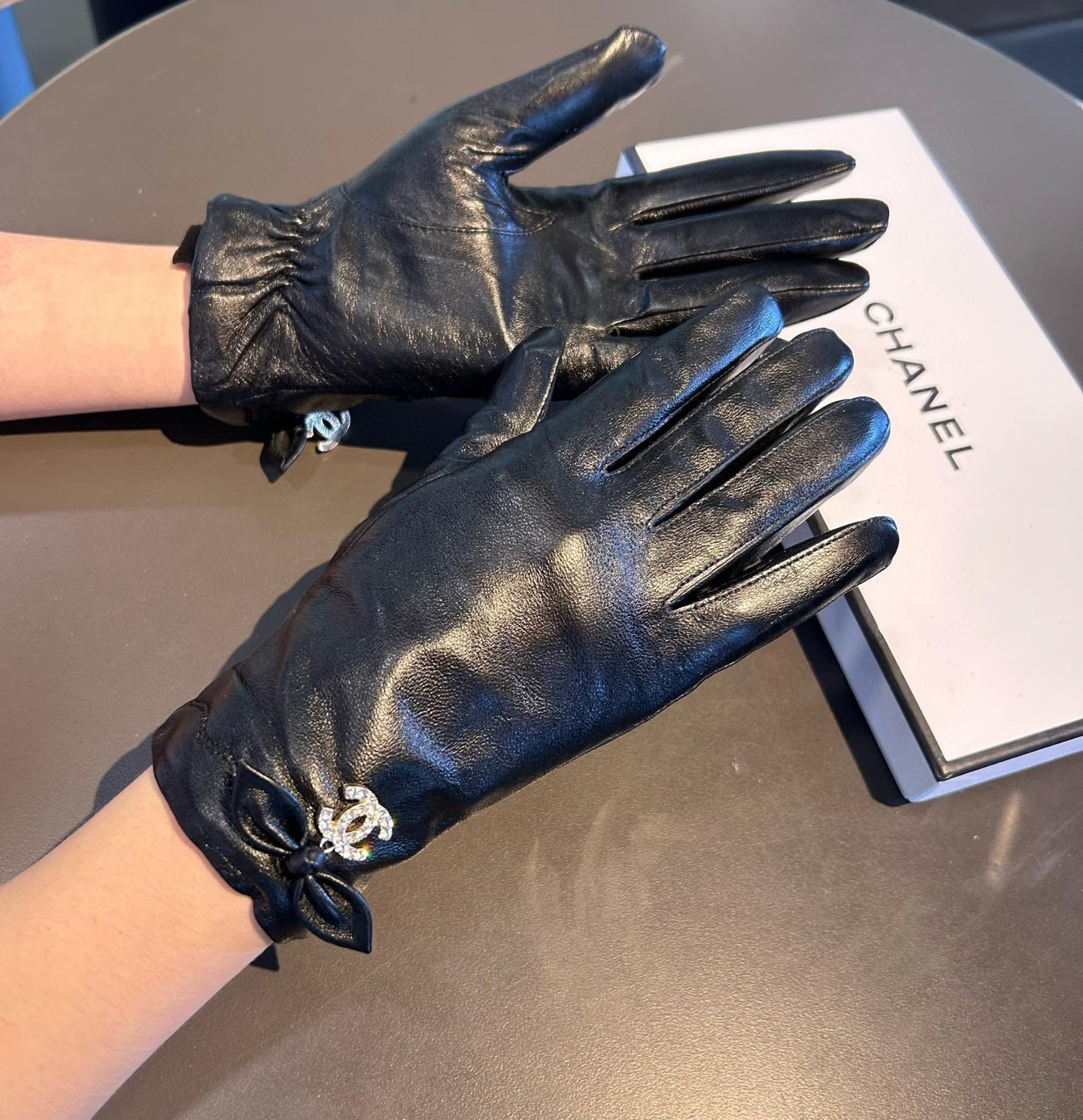 NO:343414,2025 new exclusive first touch screen gloves Chanel [original single quality] official website synchronizes the new high-end sheepskin gloves for women. Goddess’ first choice. Do not miss 100% use imported sheepskin. Exquisite love shiny pearl leather is delicate and soft. It is better to know the imported sheepskin with unique touch cashmere inside. The inner warmth of Goddess Jimei must have top-quality workmanship and no details are left out. The counter is one to one. It is equipped with a full set of packaging. Number of codes M L gloves, gloves, chanel, chanel, sheepskin, gloves19860909批 2025新款独家首发触屏手套 Chanel香奈儿【原单品质】官网同步女士新款高档羊皮手套女神首选 不可错过百分百选用进口羊皮 精致爱心闪亮珍珠皮质细腻柔软 认准进口羊皮特有手感羊绒内里保暖更佳 女神集美们们必备顶级做工任何细节都不放过正品开版 专柜一比一 配全套包装 码数Ｍ L手套,手套,chanel,chanel,sheepskin,gloves,accessory