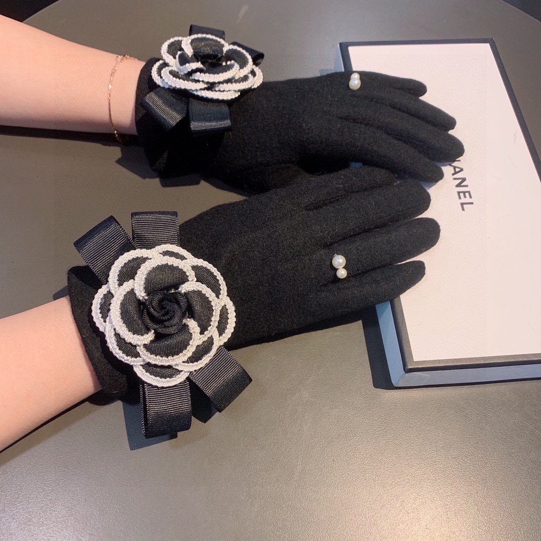 NO:343426,The new Chanel counter products of wool gloves, fashionable gloves, warm and velvet inner in autumn and winter, super fairy camellia, super comfortable, soft and versatile!  With box size gloves, gloves, chanel, chanel, gloves19860909批 Chanel香奈儿专柜新品羊毛手套,时尚手套,秋冬保暖加绒内里,超仙山茶花,上手超舒适柔软、百搭！配盒子均码手套,手套,chanel,chanel,gloves,accessory