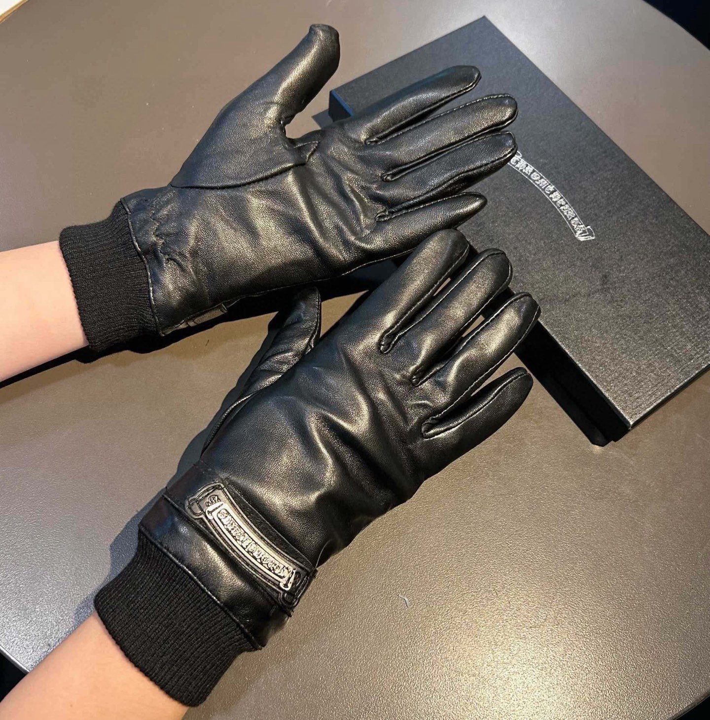 NO:343447,2025 Croxin New Couple Model Exclusive First First Touch Screen Gloves [Original Single Quality] Official Website Synchronizes Ladies' New High-end Sheepskin Gloves Goddess First Choice Do not miss 100% Use imported sheepskin. The leather is delicate and soft. It is better to know that the imported sheepskin has a unique feel and cashmere inside. The goddess must have the top workmanship and no details are left out. The counter is one to one. With the box. Number of codes M L gloves, gloves. Chrome hearts, sheepskin, gloves.19860909批 2025克罗心新款情侣款独家首发触屏手套【原单品质】官网同步女士新款高档羊皮手套女神首选 不可错过百分百选用进口羊皮 皮质细腻柔软 认准进口羊皮特有手感羊绒内里保暖更佳 女神必备顶级做工任何细节都不放过正品开版 专柜一比一 配盒子 码数Ｍ L手套,手套,chrome hearts,sheepskin,gloves,accessory