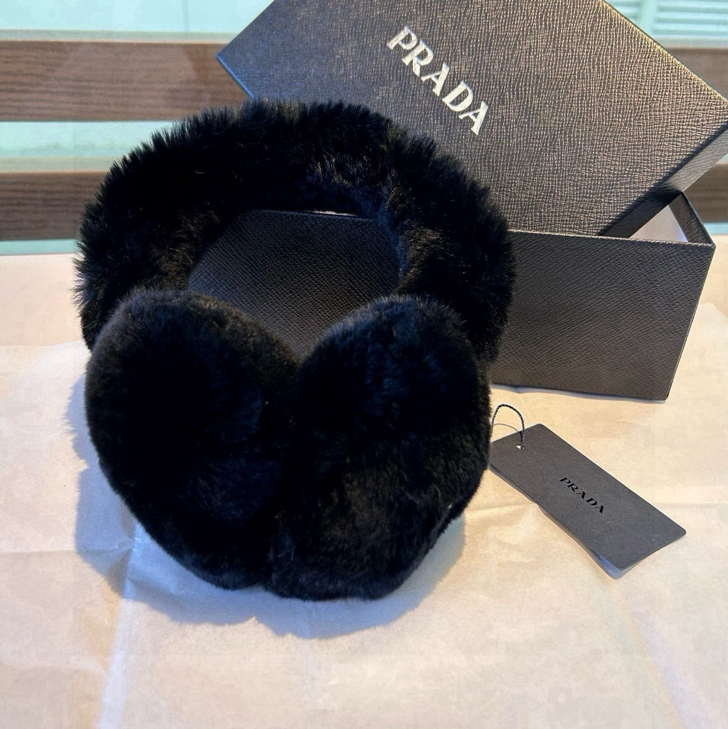 NO:343448,Prada Crazy Calls Worth Owned by White and Beautiful in the World, the same style as Internet celebrities. LV ski earmuffs, a must-have for daily warm travel. The daily concave shape of skiing is simply amazing. Warm and energetic items. High appearance. Keep black, white and gray. Classic items that can be worn for a lifetime. Gloves, gloves, louis vuitton, prada, gloves19860909批普拉达疯狂打call值得拥有 人间白富美,网红明星同款 LV滑雪耳罩,日常保暖出行必备 滑雪日常凹造型简直太赞了 保暖打气物件 高颜值 自留黑白灰两色 可以戴一辈子不过时的经典单品 手套,手套,louis vuitton,prada,gloves,accessory
