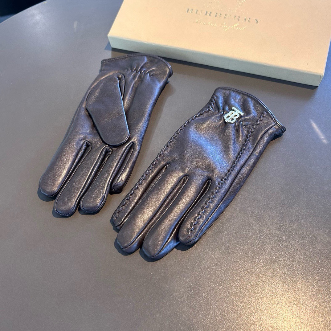 
巴宝莉BURBERRY 专柜新品羊皮手套，时尚手套，秋冬保暖加绒内里，经典简洁💕上手超舒适柔软、百搭！
