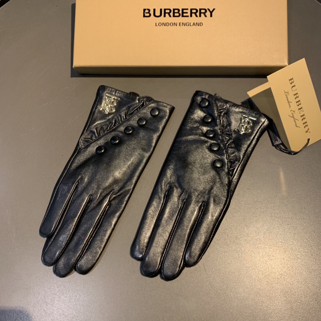 
巴宝莉BURBERRY 专柜新品羊皮手套，时尚手套，秋冬保暖加绒内里，经典简洁💕上手超舒适柔软、百搭！