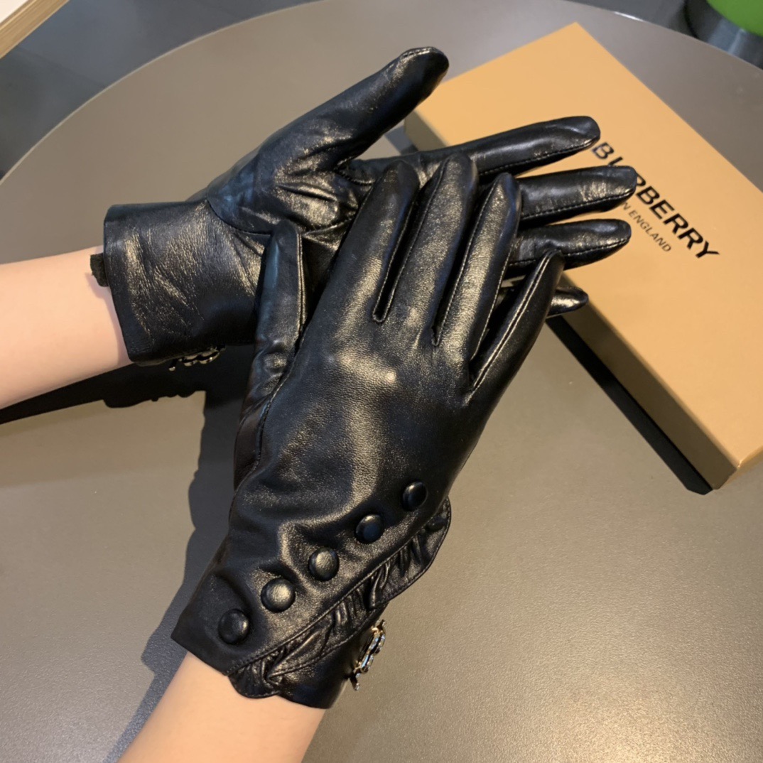 
巴宝莉BURBERRY 专柜新品羊皮手套，时尚手套，秋冬保暖加绒内里，经典简洁💕上手超舒适柔软、百搭！