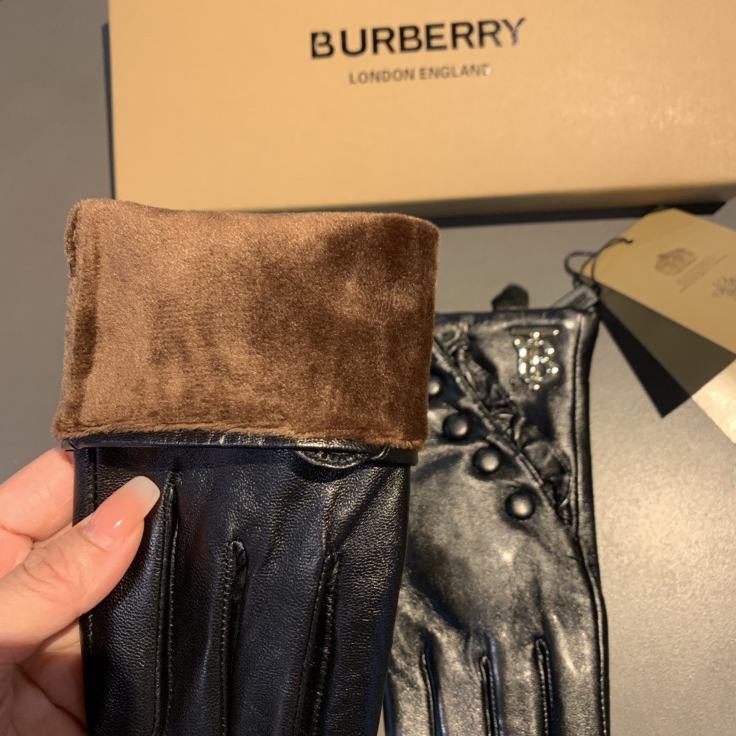 
巴宝莉BURBERRY 专柜新品羊皮手套，时尚手套，秋冬保暖加绒内里，经典简洁💕上手超舒适柔软、百搭！